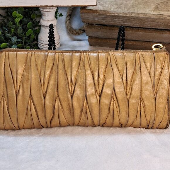 Authentic Miu Miu Matelasse Beige Leather Wallet - Picture 4 of 17